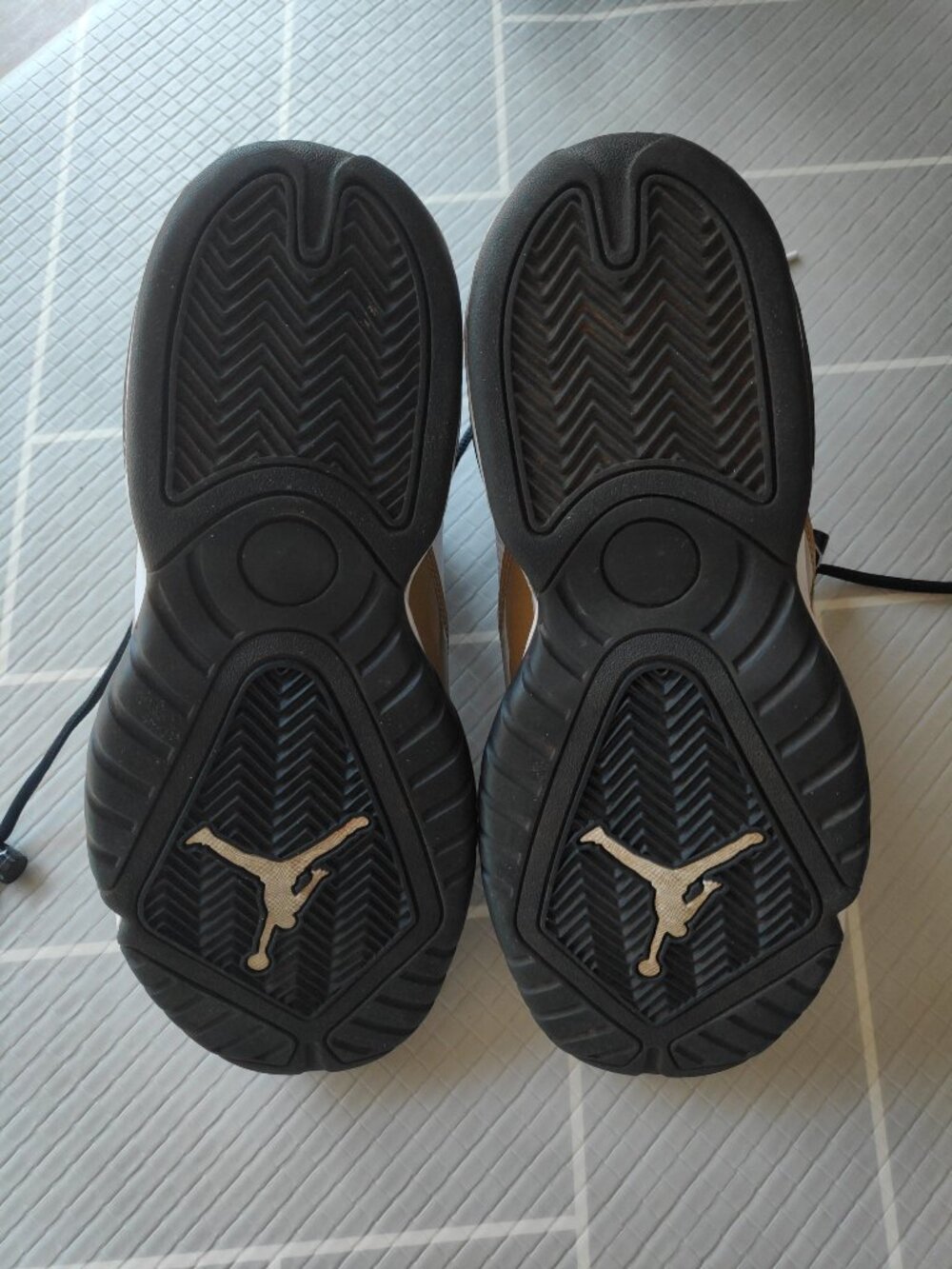 Jordan B'loyal Black Gold Men's 9.5 - Picture 2 of 6